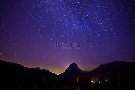 戴尔斯峡谷背景图片_厄瓜多尔苏尔斯国家保护区的星空和山