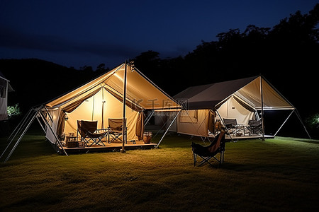 水坑晚上背景图片_晚上草地上的一个大帐篷，里面有椅子