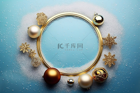 蓝色圆背景背景图片_蓝色圆框上的圣诞金和雪中的装饰品