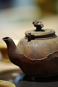 明霞茶壶坐在盘子上