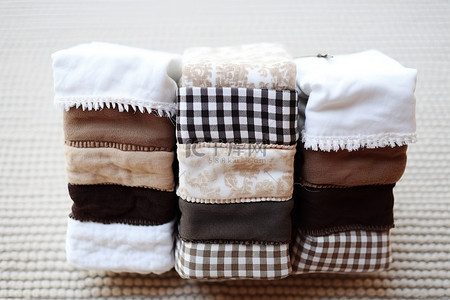 印花毛巾背景图片_洗布套装为白色黑色和棕色印花格子条纹
