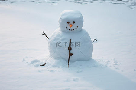 寒冷的天气背景图片_雪人是在寒冷的天气里用手臂和双手堆成的