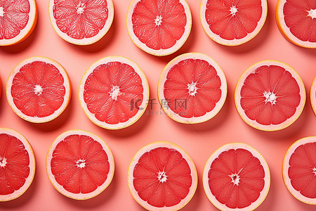红色珊瑚背景图片_许多柚子片被切成红色背景上的部分