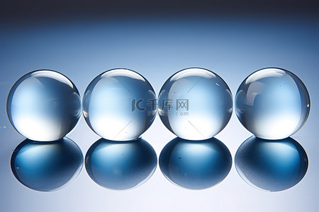 六个玻璃圆柱球被举在蓝色区域上