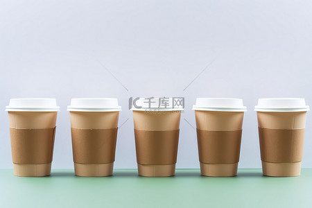 一系列带有回收标志吸管和标签的一次性咖啡杯