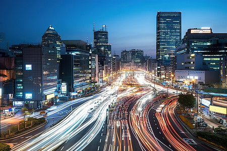 俯视夜景背景图片_黄昏时分，长时间曝光俯视首尔拥挤的街道