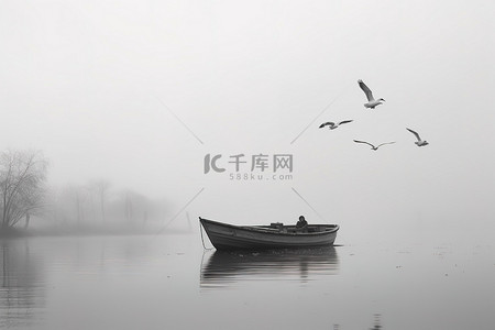 雾中的小船，上面飞过很多鸟