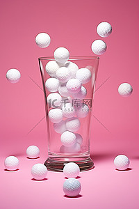 漂浮在玻璃花瓶中的白色高尔夫球