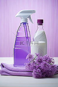 紫色清洁瓶前桌子上的清洁用品
