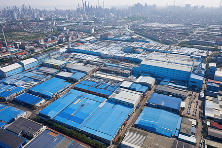 充满蓝色屋顶和工业建筑的城市的鸟瞰图
