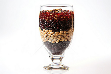 装满坚果和种子的玻璃杯，盖子是用玻璃杯底部制成的