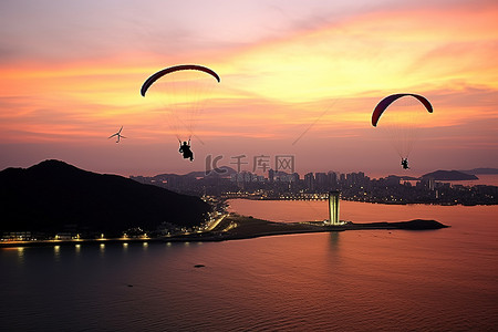 在韩国亚洲开山海岸滑翔伞