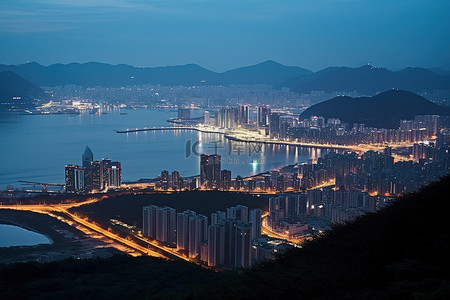 山和海洋背景图片_香港的一座山，俯瞰城市和海洋