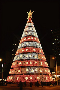 智利市中心一棵巨大的发光圣诞树