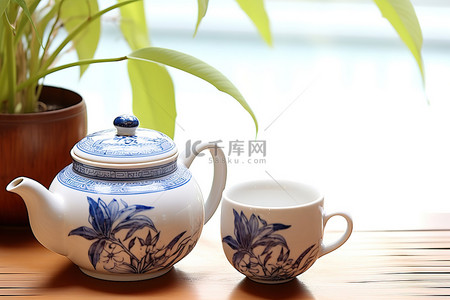 中国放背景图片_棕褐色的中国茶壶，旁边放着一杯红茶，旁边是植物 yan 123