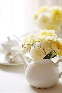 白色茶壶里的花朵