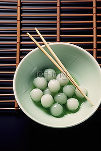 用筷子盛一小碗食物