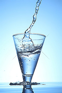 杯中水背景图片_水从蓝天前的玻璃杯中落下