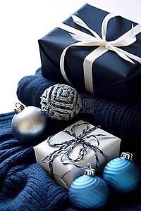 针织圣诞背景图片_一捆带蓝色圣诞针织毛巾和圣诞装饰品的礼物