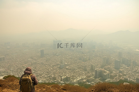 雾霾雾霾背景图片_2014年首尔，一名登山者被雾霾包围 金大成