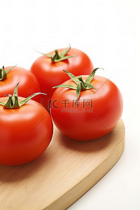 新鲜西红柿背景图片_木板上的三个新鲜西红柿
