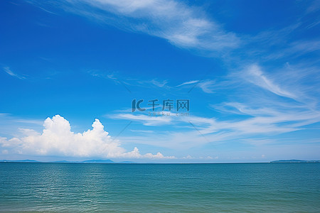 远处是蔚蓝天空的海滩区