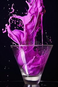 紫色粉末从玻璃杯中滴落