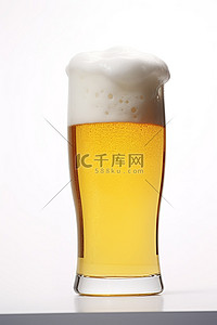 白色背景玻璃杯中的啤酒