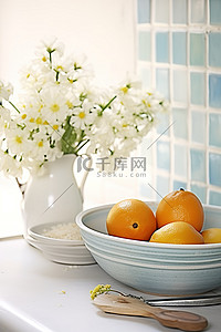 水果鲜花背景图片_一个白色的碗，里面有一个橙子和一些鲜花
