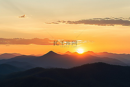 在泰国的一座山上看到日落