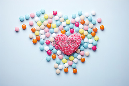 一系列色彩缤纷的爱和圆点形状的不同糖果