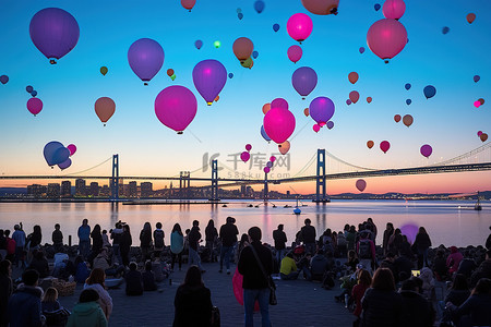 旅行彩色背景图片_人们坐在旧金山海滨，周围有许多彩色气球