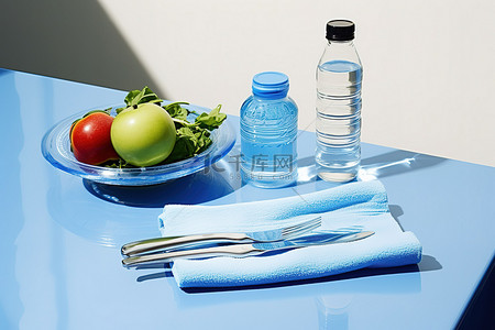一张开放的桌子，里面有水瓶钳子沙拉和水