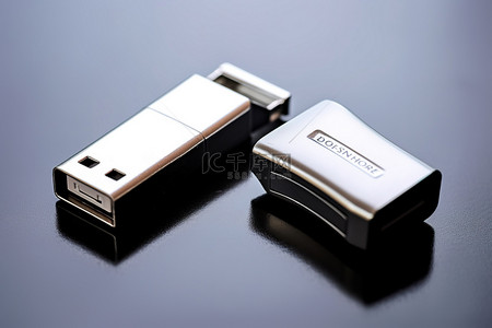 闪存驱动器的图像位于另外两个 USB 记忆棒之一旁边
