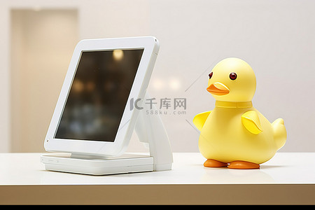 白色桌面上的塑料鸭子