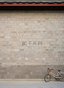 瓷砖墙，上面放着一辆自行车