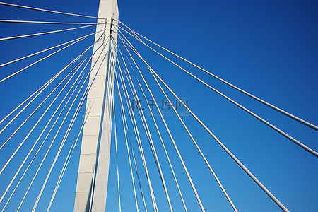 直背景图片_希腊最大的桥梁之一有一些弯曲和直的金属线