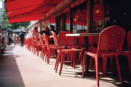 附近一家咖啡馆露天的红色椅子