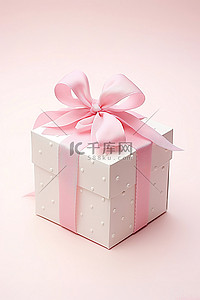 圆点白色蛋糕盒，白纸上有粉红丝带