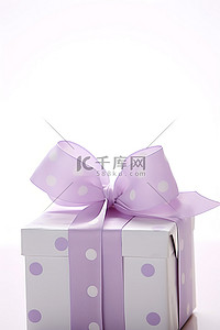 热销爆款标签背景图片_浅紫色蝴蝶结系在白色盒子上
