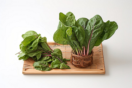 猪肝菠菜背景图片_一块板子，上面有两个篮子，前面放着菠菜生菜和甜菜根