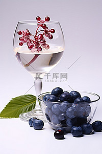 蓝莓配酒花和咖啡杯