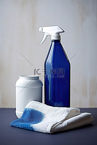 一瓶清洁液和一条蓝色手巾