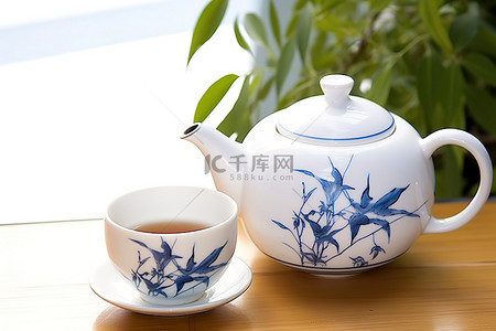 棕褐色的中国茶壶，旁边放着一杯红茶，旁边是植物 yan 123