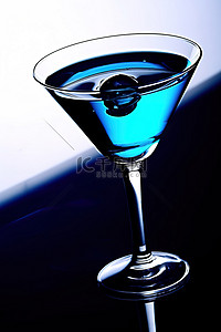 一杯蓝色马提尼酒，配有黑色酒具