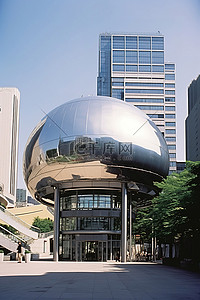 该图像显示了圆形建筑和现代城市景观