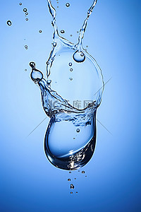 飞溅的液体背景图片_蓝色背景上玻璃杯中飞溅的液体