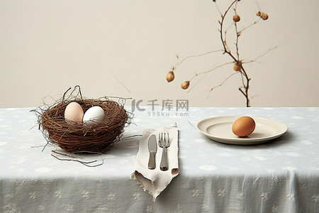 桌子有水背景图片_一张桌子，桌上放着一个篮子，盘子里放着鸡蛋