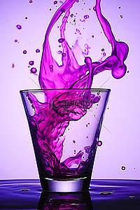玻璃杯中的紫色液体，带有彩色飞溅