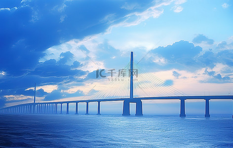 多云的背景图片_一座桥横跨海洋，在多云的天空上